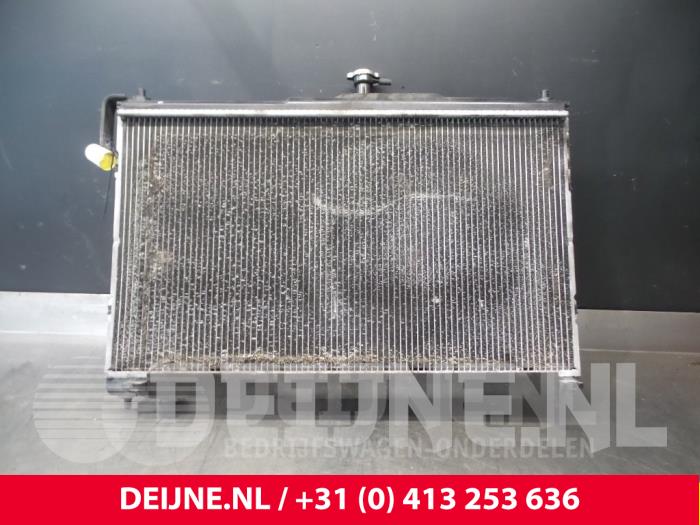Usagé Radiateur Hyundai H-300 2.5 CRDi Prix € 60,50 Prix TTC proposé par van Deijne Onderdelen Uden B.V.
