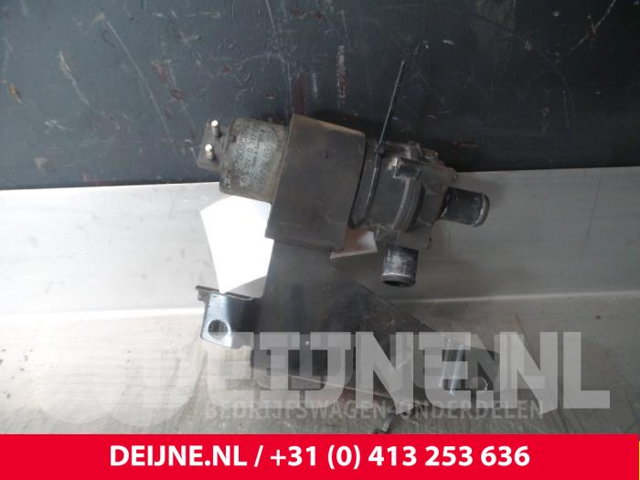 Begagnade Extra vattenpump Mercedes Vito (638.1/2) 2.2 CDI 110 16V Pris € 24,20 Inklusive moms erbjuds av van Deijne Onderdelen Uden B.V.