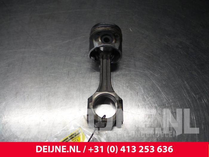 Usagé Piston Volkswagen LT II 28/31/35 2.5 TDi Prix € 96,80 Prix TTC proposé par van Deijne Onderdelen Uden B.V.