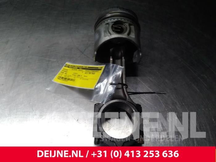 Usados Pistón Hyundai H-1/Starex Travel 2.5 TD Precio € 60,50 IVA incluido ofrecido por van Deijne Onderdelen Uden B.V.