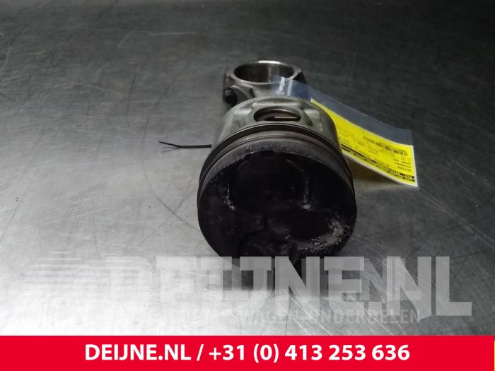 Kolben van een Hyundai H-1/Starex Travel 2.5 TD 1998