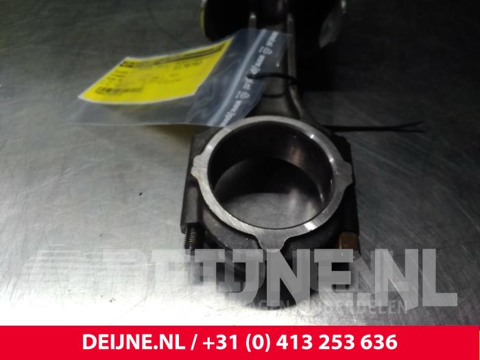 Kolben van een Hyundai H-1/Starex Travel 2.5 TD 1998