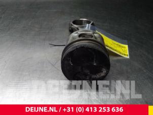 Kolben van een Hyundai H-1/Starex Travel 2.5 TD 1998