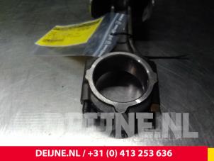 Kolben van een Hyundai H-1/Starex Travel 2.5 TD 1998