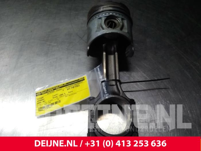 Usados Pistón Hyundai H-1/Starex Travel 2.5 TD Precio € 60,50 IVA incluido ofrecido por van Deijne Onderdelen Uden B.V.