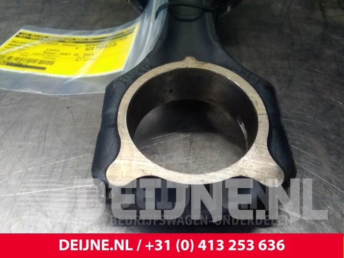 Connecting rod from a Mercedes-Benz Vito (639.6) 2.2 109 CDI 16V 2007