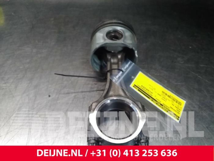 Usagé Bielle Opel Movano (4A1; 4A2; 4B2; 4B3; 4C2; 4C3) 3.0 CDTI 16V Prix € 60,50 Prix TTC proposé par van Deijne Onderdelen Uden B.V.