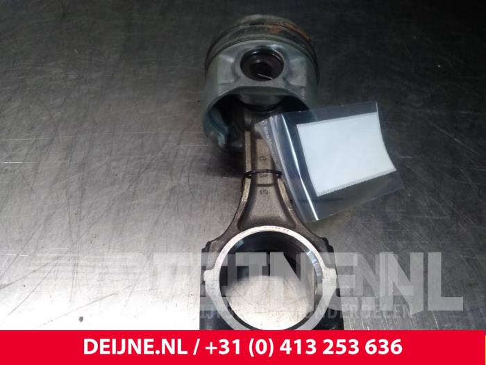 Usagé Bielle Opel Movano (4A1; 4A2; 4B2; 4B3; 4C2; 4C3) 3.0 CDTI 16V Prix € 60,50 Prix TTC proposé par van Deijne Onderdelen Uden B.V.