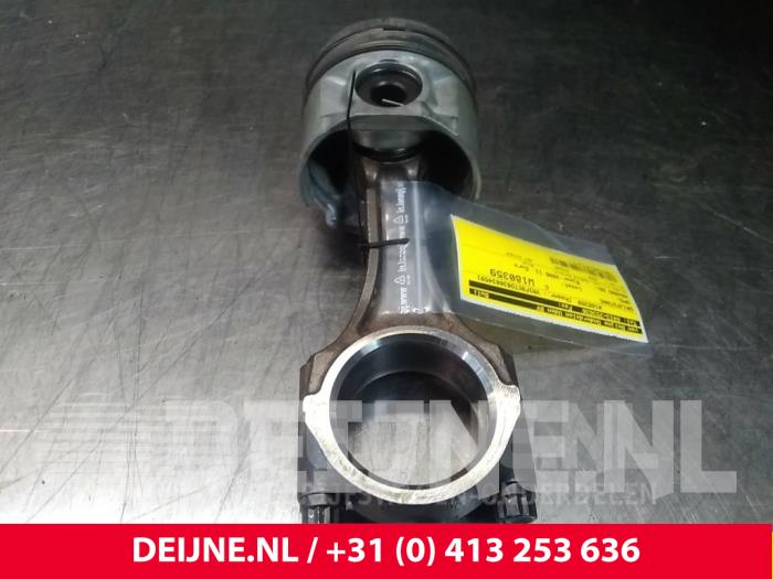 Usagé Bielle Opel Movano (4A1; 4A2; 4B2; 4B3; 4C2; 4C3) 3.0 CDTI 16V Prix € 60,50 Prix TTC proposé par van Deijne Onderdelen Uden B.V.