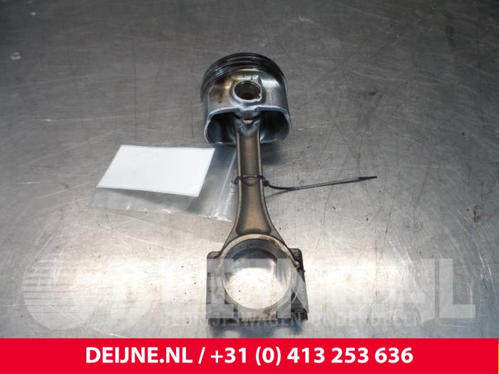 Używane Korbowód Volkswagen Caddy III (2KA,2KH,2CA,2CH) 2.0 SDI Cena € 90,75 Z VAT oferowane przez van Deijne Onderdelen Uden B.V.