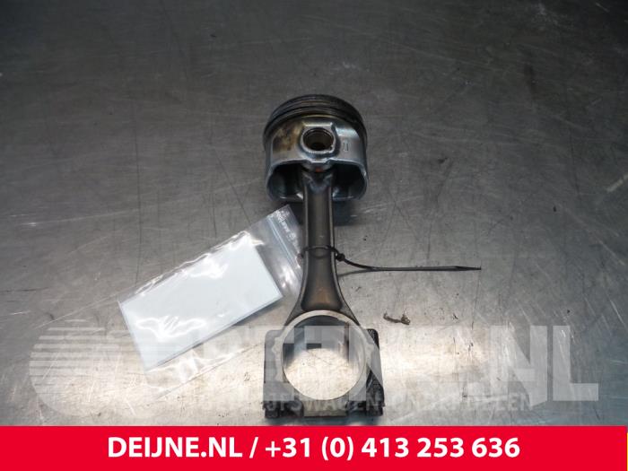 Używane Korbowód Volkswagen Caddy III (2KA,2KH,2CA,2CH) 2.0 SDI Cena € 90,75 Z VAT oferowane przez van Deijne Onderdelen Uden B.V.