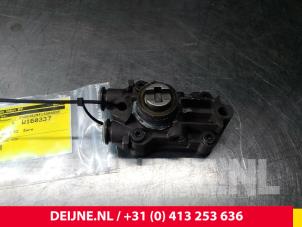 Used Booster pump Mercedes V (638.2) V-220 2.2 CDI 16V Price € 90,75 Inclusive VAT offered by van Deijne Onderdelen Uden B.V.