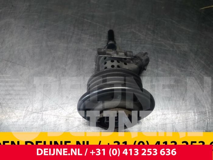 Usados Inyector Adblue Mercedes Vito (447.6) 2.2 116 CDI 16V Precio € 60,50 IVA incluido ofrecido por van Deijne Onderdelen Uden B.V.