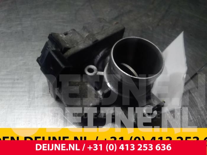 Throttle body from a Renault Master III (FD/HD) 2.5 dCi 16V 100 2008