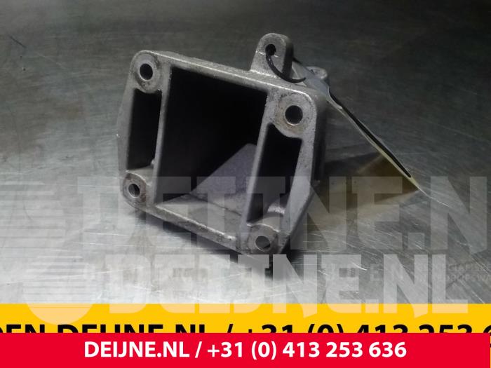 Used Engine mount Mercedes Sprinter 3,5t (906.63) 315 CDI 16V Price € 12,10 Inclusive VAT offered by van Deijne Onderdelen Uden B.V.