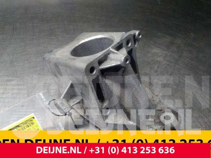 Used Engine mount Mercedes Sprinter 3,5t (906.63) 315 CDI 16V Price € 12,10 Inclusive VAT offered by van Deijne Onderdelen Uden B.V.