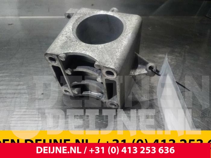 Used Engine mount Mercedes Sprinter 3,5t (906.63) 315 CDI 16V Price € 12,10 Inclusive VAT offered by van Deijne Onderdelen Uden B.V.