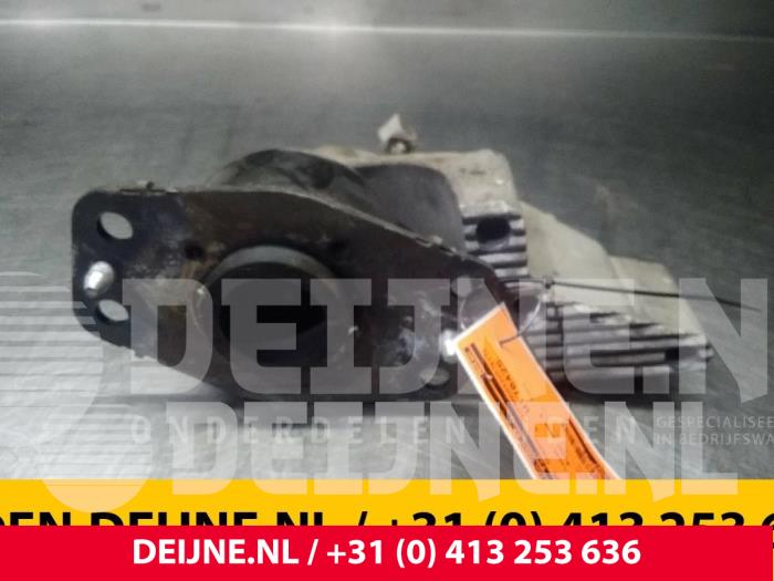 Used Engine mount Opel Movano Combi 2.8 DTI Price € 24,20 Inclusive VAT offered by van Deijne Onderdelen Uden B.V.