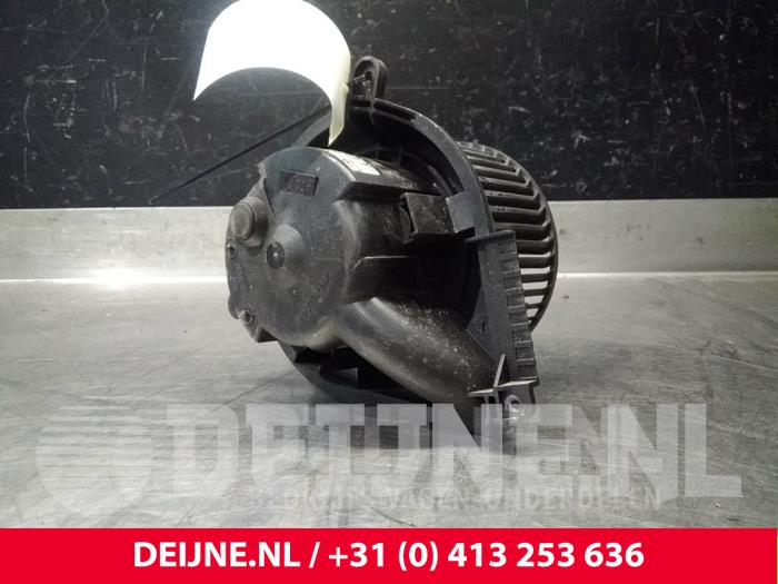 Heating and ventilation fan motor from a Mercedes-Benz Vito (638.0) 2.2 CDI 108 16V 2000