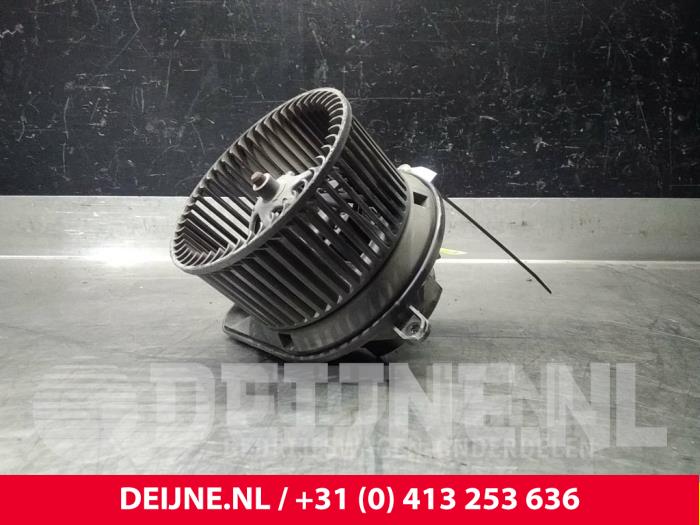 Heating and ventilation fan motor from a Mercedes-Benz Vito (638.0) 2.2 CDI 108 16V 2000