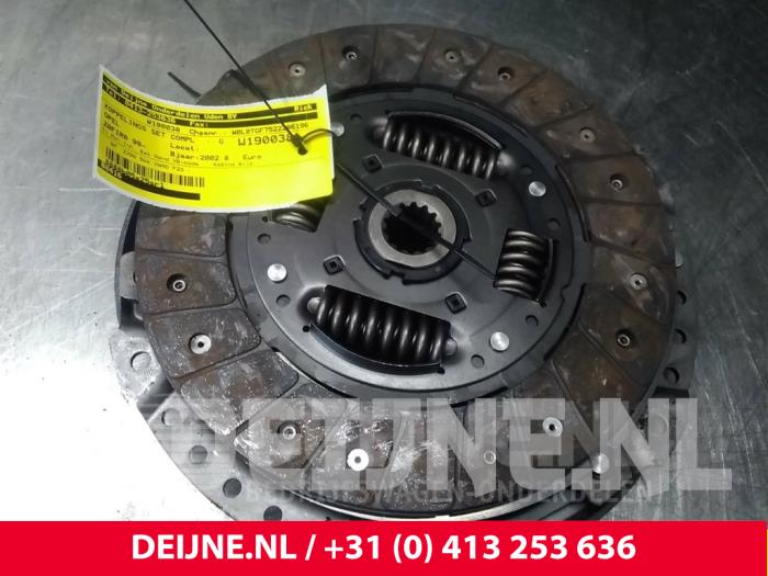 Clutch kit (complete) from a Opel Zafira (F75) 2.2 16V 2002
