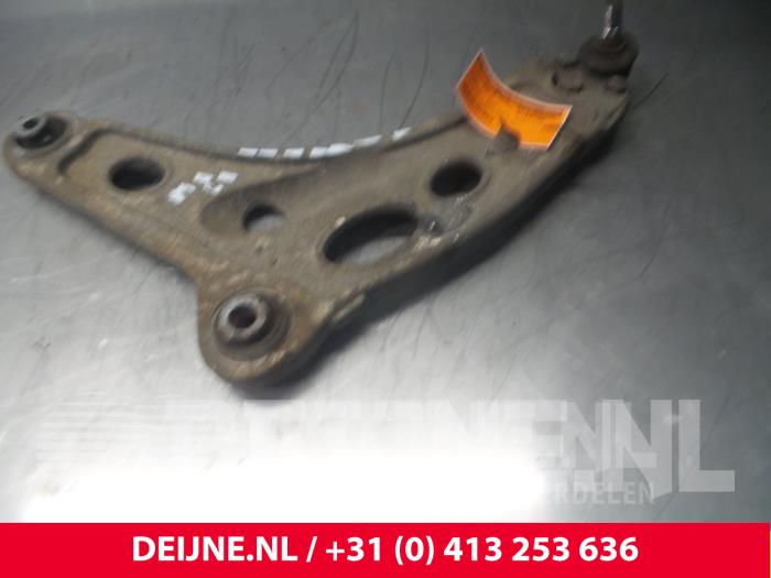 Front lower wishbone, left from a Nissan Primastar 2.5 dCi 150 16V 2009