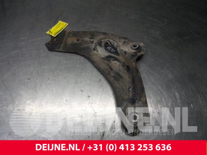 Front lower wishbone, right from a Nissan Primastar 1.9 dCi 80 2003