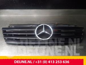 Used Grille Mercedes Vaneo (W414) Price € 60,50 Inclusive VAT offered by van Deijne Onderdelen Uden B.V.