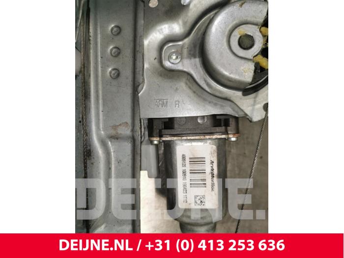 Window mechanism 2-door, front right from a Peugeot 207/207+ (WA/WC/WM) 1.6 HDi 16V 2011
