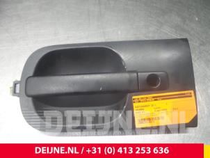 Używane Uchwyt drzwi lewych wersja 2-drzwiowa Hyundai H300 Cena € 30,25 Z VAT oferowane przez van Deijne Onderdelen Uden B.V.