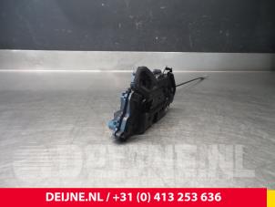 Usagé Serrure portière mécanique 2portes gauche Volkswagen Crafter (SY) 2.0 TDI Prix € 36,30 Prix TTC proposé par van Deijne Onderdelen Uden B.V.