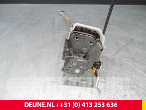 Usagé Serrure portière mécanique 2portes droite Fiat Doblo Cargo (263) 1.3 MJ 16V Euro 4 Prix € 30,25 Prix TTC proposé par van Deijne Onderdelen Uden B.V.