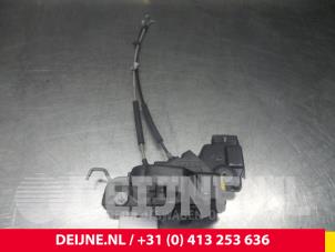 Gebrauchte Türschlossmechanik 2-türig rechts Hyundai H300 Preis € 42,35 Mit Mehrwertsteuer angeboten von van Deijne Onderdelen Uden B.V.