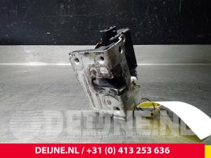 Usagé Serrure portière mécanique 2portes droite Iveco Daily Prix € 12,10 Prix TTC proposé par van Deijne Onderdelen Uden B.V.