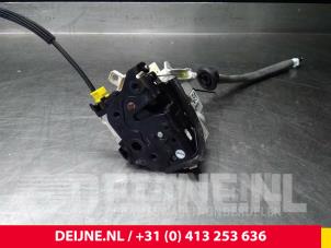 Używane Mechanizm blokady drzwi prawych przednich wersja 4-drzwiowa Audi A7 Sportback (4GA/4GF) 3.0 TDI V6 24V Quattro Cena € 15,00 Procedura marży oferowane przez van Deijne Onderdelen Uden B.V.