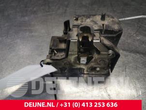 Usagé Serrure avant droite Renault Megane (BA/SA) 1.6 16V Prix € 10,00 Règlement à la marge proposé par van Deijne Onderdelen Uden B.V.