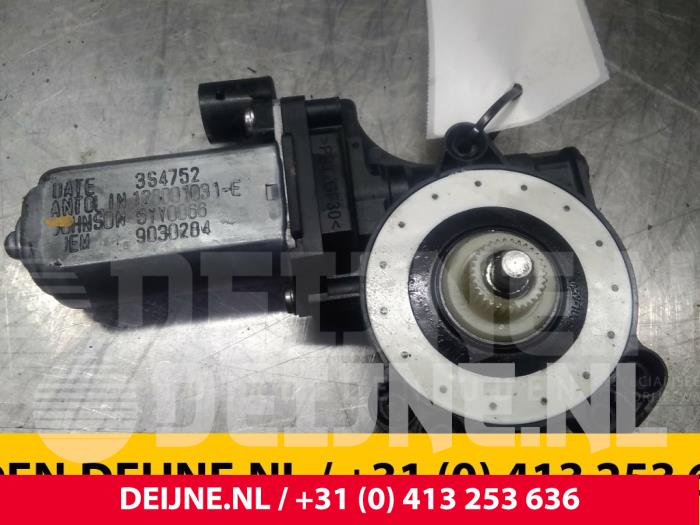 Usados Motor de ventanilla de puerta Renault Master III (FV) 2.3 dCi 145 16V FWD Precio € 48,40 IVA incluido ofrecido por van Deijne Onderdelen Uden B.V.