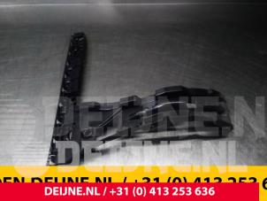 Używane Wspornik zderzaka lewy tyl Mercedes C Estate (S205) C-200 2.0 CGI 16V Cena € 20,00 Procedura marży oferowane przez van Deijne Onderdelen Uden B.V.