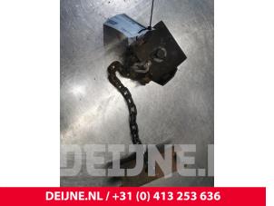 Usados Mecanismo de suspensión de rueda de repuesto Mitsubishi Canter Precio € 90,75 IVA incluido ofrecido por van Deijne Onderdelen Uden B.V.