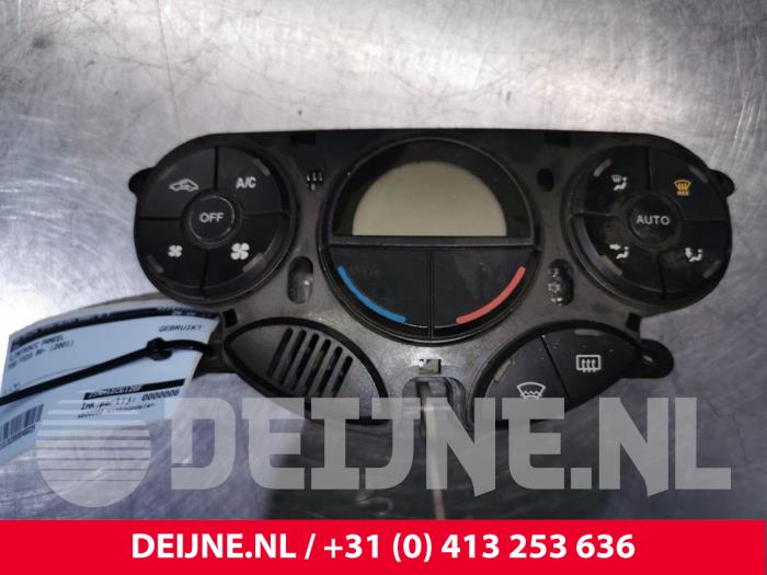 Używane Panel climatronic Ford Focus 1 1.6 16V Cena € 35,00 Procedura marży oferowane przez van Deijne Onderdelen Uden B.V.