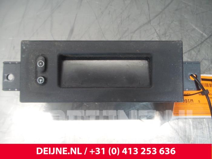 Używane Zegar Opel Vivaro Cena € 24,20 Z VAT oferowane przez van Deijne Onderdelen Uden B.V.