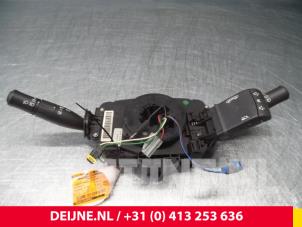 Usagé Commodo d'essuie glace Renault Megane Prix € 75,00 Règlement à la marge proposé par van Deijne Onderdelen Uden B.V.