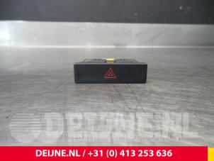 Usados Interruptor de luz de pánico Volkswagen Crafter (SY) 2.0 TDI Precio € 12,10 IVA incluido ofrecido por van Deijne Onderdelen Uden B.V.