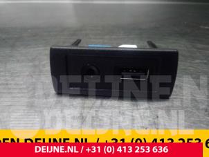 Usados Conexión AUX-USB Mercedes Vito (447.6) 1.6 109 CDI 16V Precio € 12,10 IVA incluido ofrecido por van Deijne Onderdelen Uden B.V.