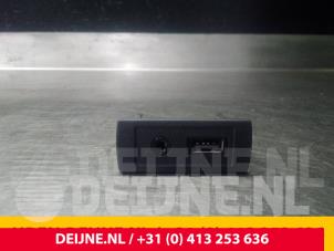 Usados Conexión AUX-USB Mercedes Vito (447.6) 2.2 114 CDI 16V Precio € 12,10 IVA incluido ofrecido por van Deijne Onderdelen Uden B.V.