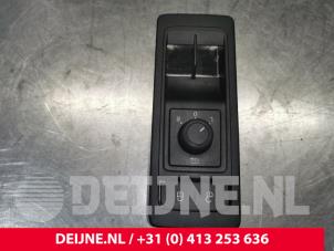 Usados Interruptor de ventanilla eléctrica Volkswagen Transporter/Caravelle T6 2.0 TDI 150 Precio € 30,25 IVA incluido ofrecido por van Deijne Onderdelen Uden B.V.