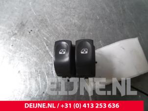 Usados Interruptor de ventanilla eléctrica Renault Twingo Precio € 5,00 Norma de margen ofrecido por van Deijne Onderdelen Uden B.V.