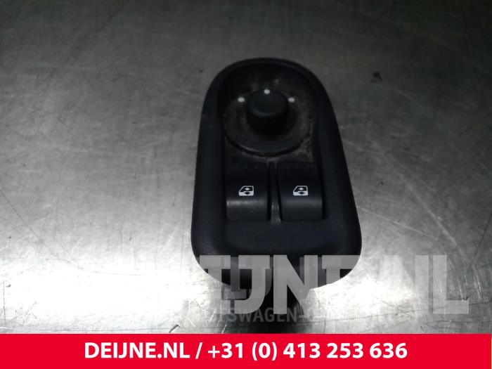 Usados Interruptor combinado de ventanillas Opel Movano Precio € 12,10 IVA incluido ofrecido por van Deijne Onderdelen Uden B.V.