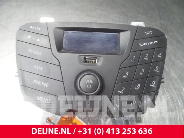 Używane Radio Ford Transit Custom 2.2 TDCi 16V Cena € 96,80 Z VAT oferowane przez van Deijne Onderdelen Uden B.V.