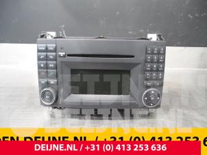 Używane Radio Mercedes Vito 03- Cena € 90,75 Z VAT oferowane przez van Deijne Onderdelen Uden B.V.